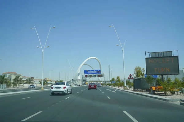 Gedenkbögen über üppigem Autobahnbogen größtes Denkmal in Qat — Stockfoto