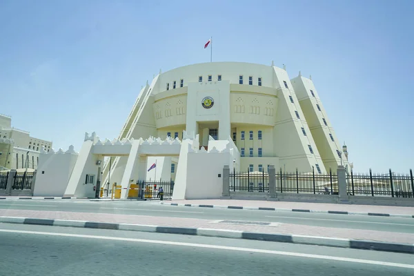 Şehirde bir otoyol yolu yanında bir hükümet binası.