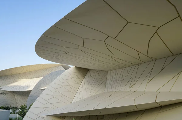 Museo Nacional de Qatar inusual pero sorprendente forma de diseño es ins — Foto de Stock