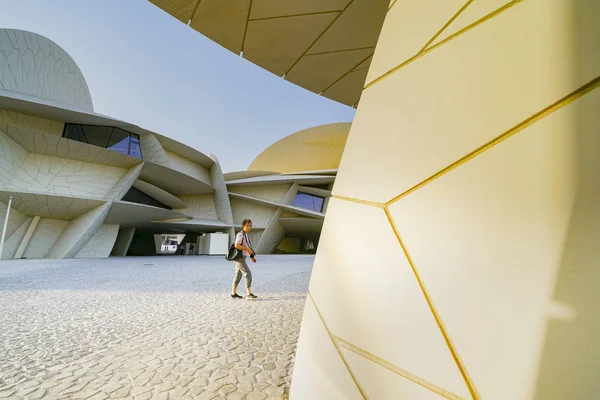 Museo Nacional de Qatar inusual pero sorprendente forma de diseño es ins — Foto de Stock