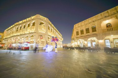 Gece sahnesi uzun pozlama Souq Waqif insanlar ile m bluured