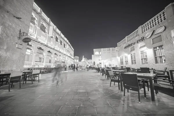 Cena noturna exposição longa em Souq Waqif com pessoas azuladas em m — Fotografia de Stock