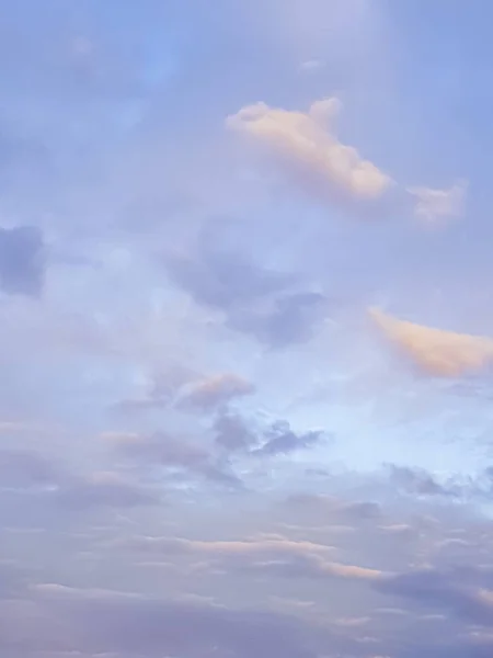 Fondo abstracto de tonos suaves en cielo nublado sobre la cabeza — Foto de Stock