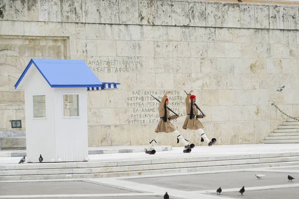 Guardia Presidenziale fuori Palazzo Presidenziale e muro con gr — Foto Stock