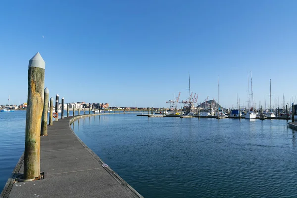 陶兰加港从桥码头浮动码头 — 图库照片