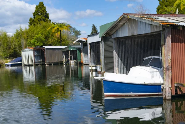 Vieux hangars de bateaux construits sur le bord de l'eau . — Photo