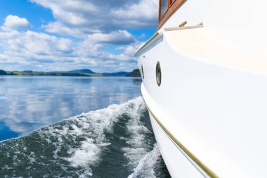 Göl boyunca seyahat retro restore tekne gövde klasik hatları 