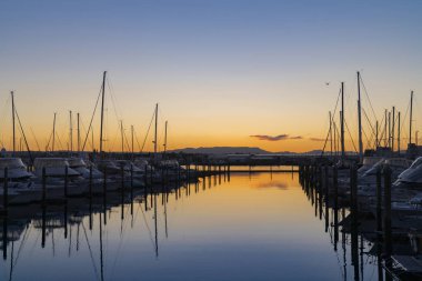 Marina günbatımı.