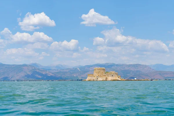 Bourtzi antigua fortaleza de la costa de Nafplio en el Pelopo griego — Foto de Stock