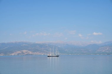 Limandaki lüks yat, Geeek turizm merkezinin yakınında.