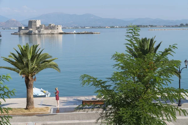 Vista al otro lado del paseo marítimo a la isla Bourtzi con la antigua fortaleza situada en — Foto de Stock
