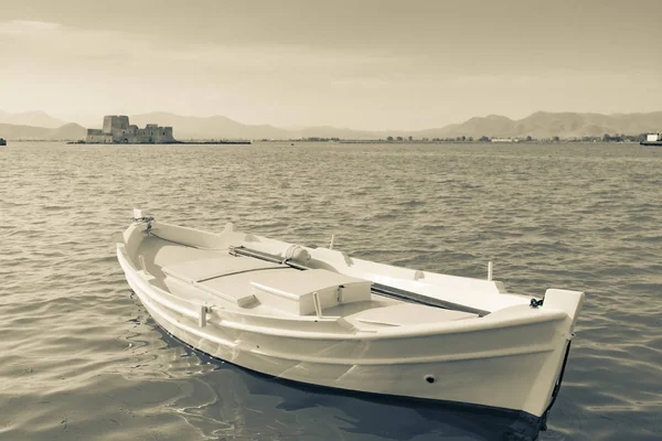 Petit bateau méditerranéen de style traditionnel — Photo