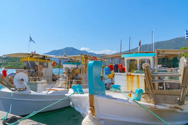 Ermioni frente al mar amarre barcos de pesca — Foto de Stock