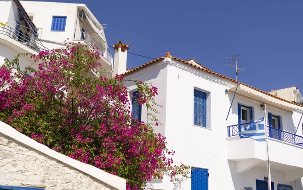 Paredes brancas típicas e janelas azuis do buil mediterranean grego — Fotografia de Stock