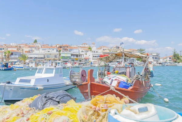 Ermioni beira-mar com seus pitorescos barcos de pesca — Fotografia de Stock