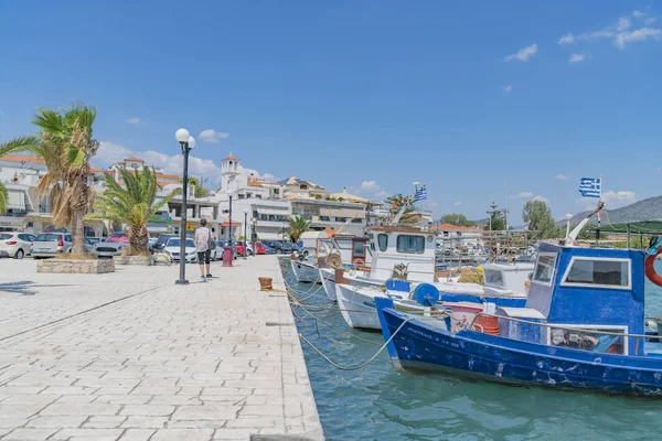 Ermioni frente al mar con sus pintorescos barcos de pesca — Foto de Stock