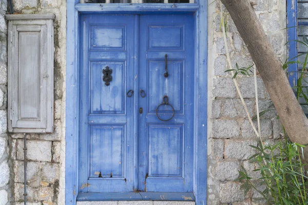 Portas duplas azuis com acessórios antigos . — Fotografia de Stock