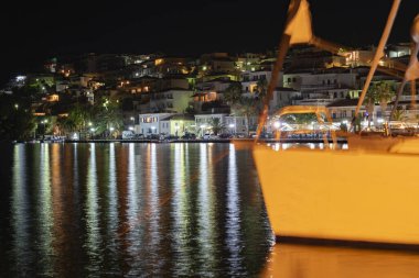 Ermioni 'deki Akti Mitseon körfezi boyunca gece ışıkları.