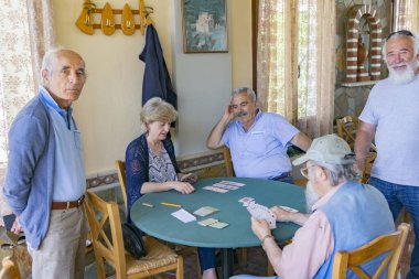 Yunan tepe köyü barında gün boyunca kart oynayan yaşlılar