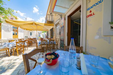 Yunanistan 'ın Nafpaktos kentindeki küçük turistik kentte sokak manzaraları.