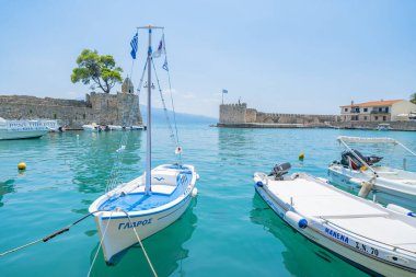 Nafpaktos Yunanistan 'ın resimli güçlendirilmiş limanı.