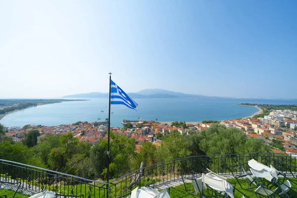 Baía de Patros no Golfo de Corinto e Porto Velho de Nafpaktos bel — Fotografia de Stock