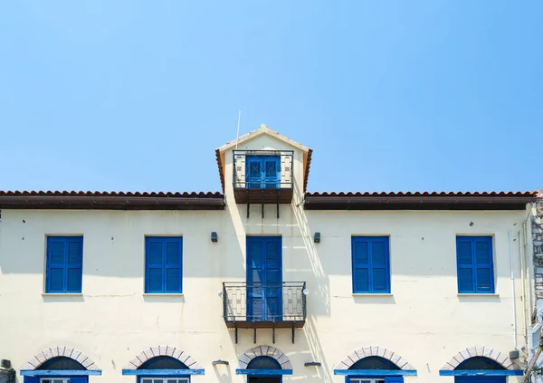 Symmetrisk ordning på blå fönster och dörr på yttervägg — Stockfoto