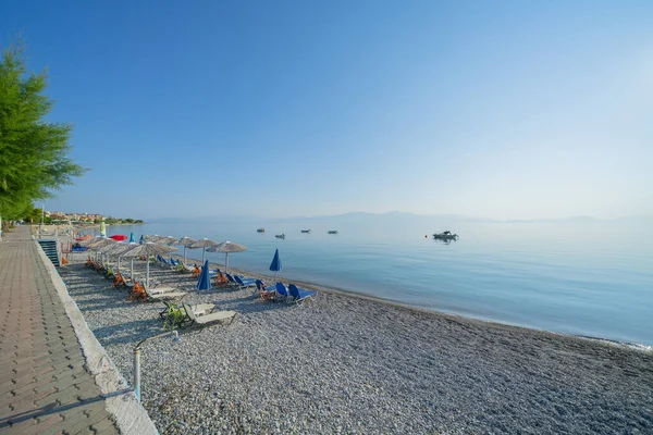 Larga playa pedregosa a lo largo de abrigos mediterráneos en el Peloponeso Pennis — Foto de Stock