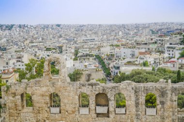 Atina taştan antik yapının ötesine yükseliyor