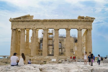 Akropolis tepesindeki Parthenon Tapınağı S ile restore ediliyor.