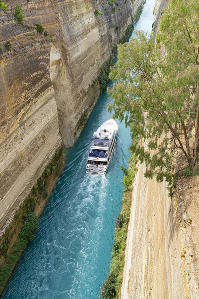 Canal de Corinto com seus lados profundos — Fotografia de Stock