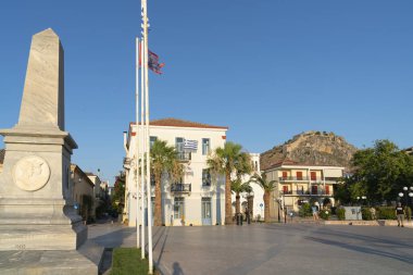 Moreloponese Yarımadası kıyısındaki küçük Nafplio kasabasında bir meydan.