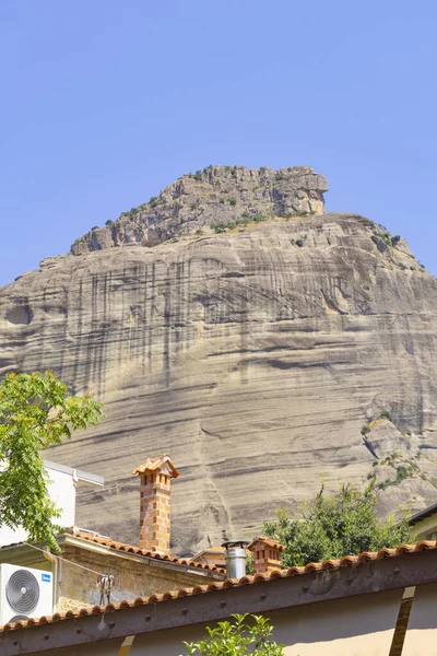 D'énormes formations rocheuses s'élèvent au-dessus des habitations de Meteora1 — Photo