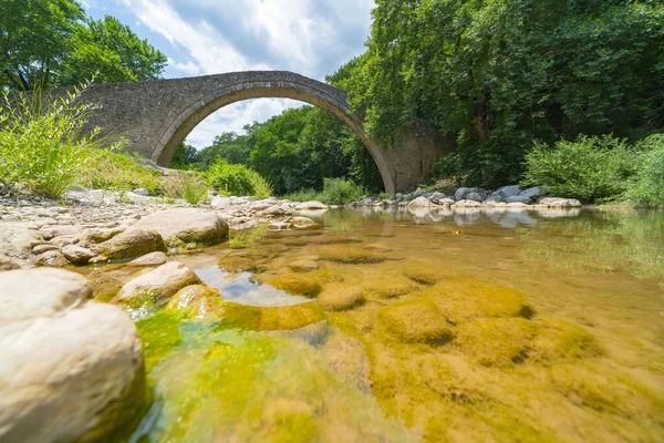 Puente histórico de piedra de un solo arco en Zagori en las montañas en el centavo —  Fotos de Stock