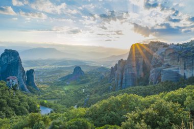 Gün batımında jeoloji ve büyük Meteora kayaları.