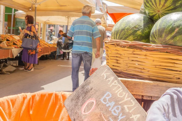 Mercado de rua produzir vendedores barracas — Fotografia de Stock