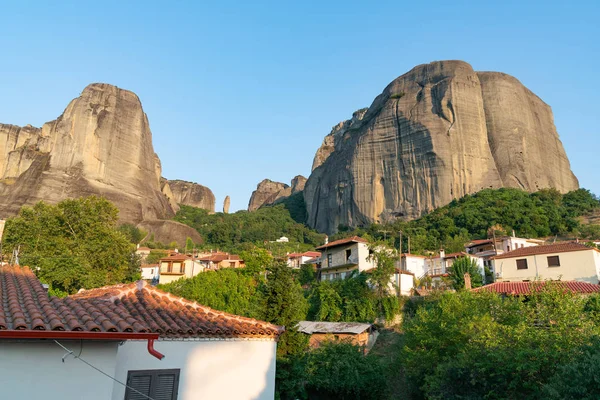 Maisons et église dans les contreforts parmi les arbres dans la vallée sous la tour — Photo