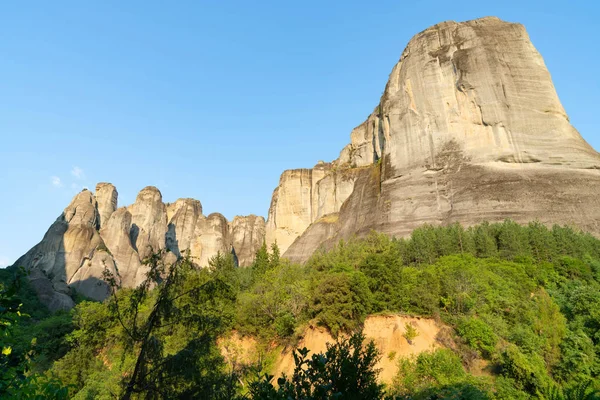 Imposer de grandes roches à Meteora — Photo