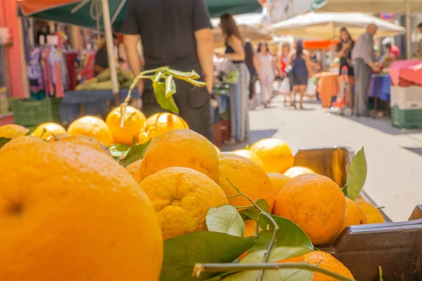 Mercado de rua produzir vendedores barracas — Fotografia de Stock