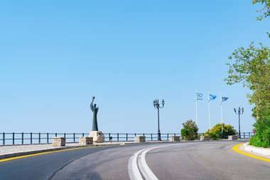 Delphi şehrine giden yoldaki modern heykel harabe ve kazılar