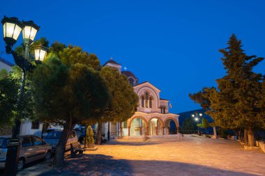 Delphi, Yunanistan - 27 Temmuz 2019; Aziz Nicholas Kilisesi gece ışıklarıyla aydınlatıldı.