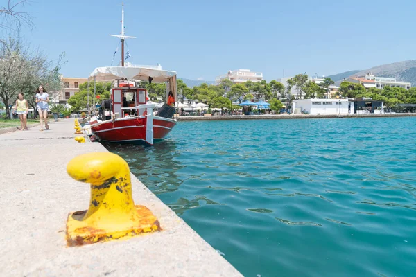 Paseo marítimo y paseo marítimo con barco amarrado a bollar amarillo — Foto de Stock