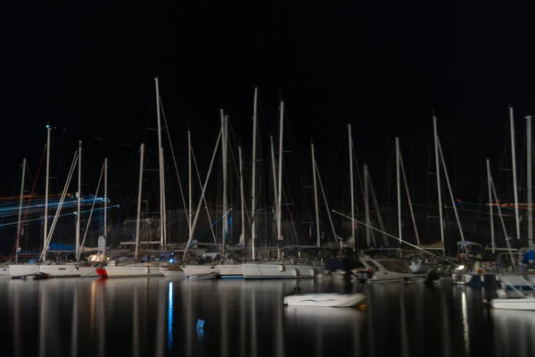 Набережная Скиатоса ночью . — стоковое фото