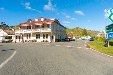 Whangamomona Yeni Zelanda - 25 Temmuz 2014; Unutulan Otoyol 'daki en ücra otel Whangamomona Hotel.