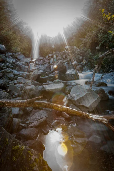 Lecho Rocoso Del Río Con Flujo Restante Iluminado Por Resplandor —  Fotos de Stock