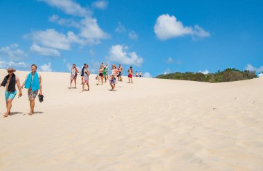 Fraser Adası Avustralya - 13 Mart 2014; Wabby Gölü 'nün kumlarında yürüyen turistler