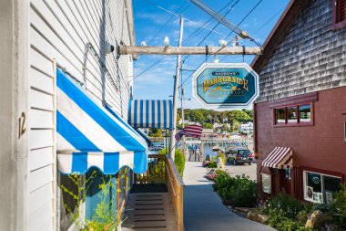 Boothbay USA - 3 Ekim 2014; Bootbay limanındaki limana giden binalar arasındaki yürüyüş yolu.