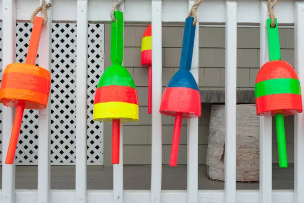 Flotadores Colores Brillantes Colgando Pared Pueblo Pescadores Rye Harbor Massachusetts —  Fotos de Stock