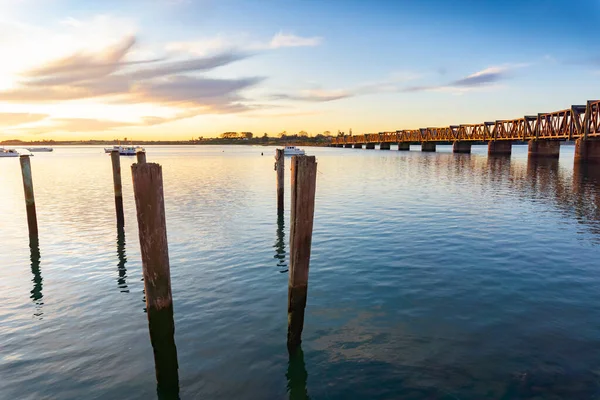 陶兰加历史上著名的铁路桥 Tauranga Historic Railway Bridge 是一座钢制桁架桥 横跨港口 从市中心通往新西兰的马塔皮希半岛 — 图库照片