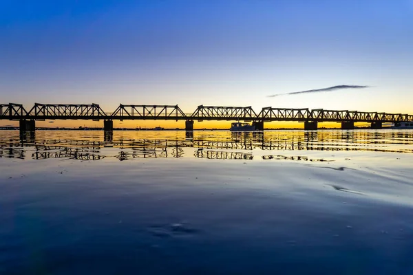 陶兰加历史上著名的铁路桥 Tauranga Historic Railway Bridge 是一座钢制桁架桥 横跨港口 从市中心通往新西兰的马塔皮希半岛 — 图库照片